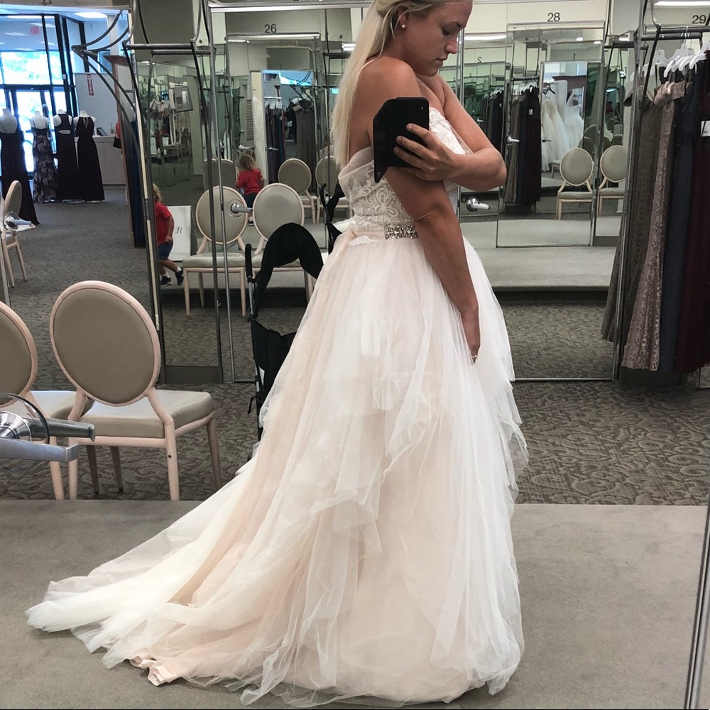 Gorgeous wedding dress - Picture 2 of 8